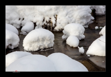 Bach im Wintermantel